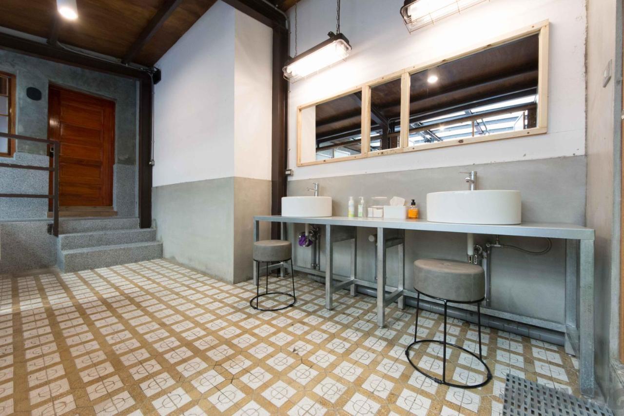 158 Hostel Тайнань Экстерьер фото
