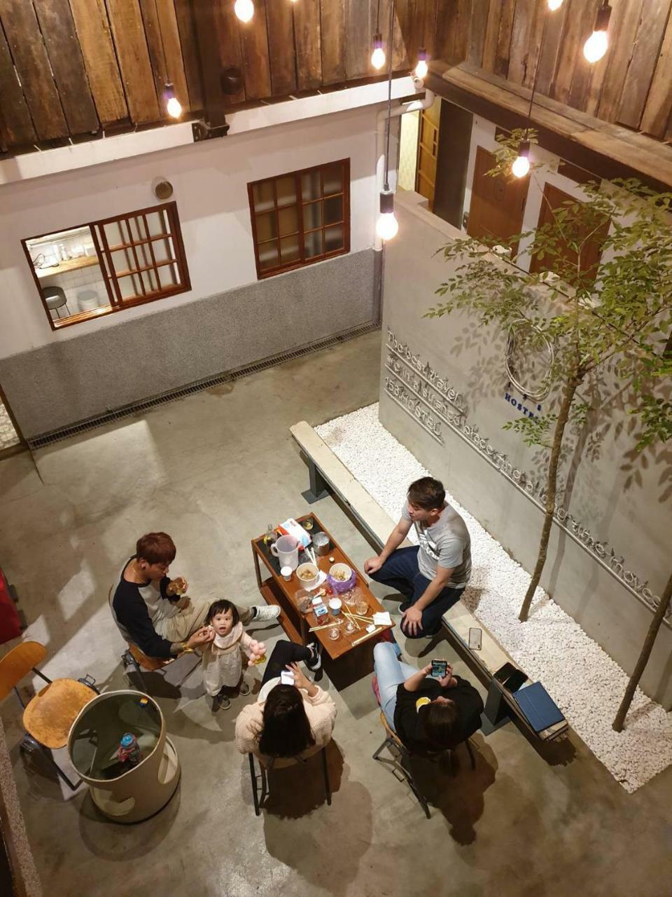 158 Hostel Тайнань Экстерьер фото